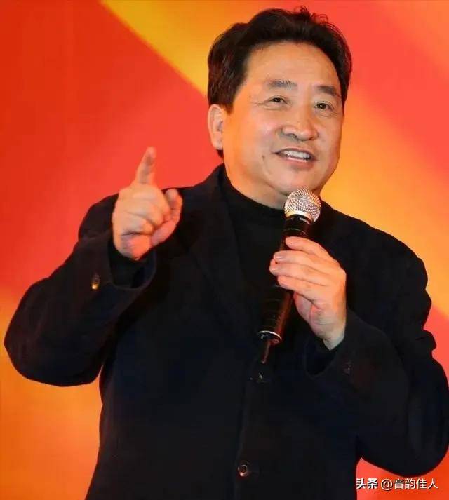 48年有苦有泪45岁女儿单身未婚成心病！CQ9电子平台74岁姜昆现状：夫妻恩爱(图1)