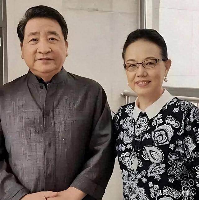 48年有苦有泪45岁女儿单身未婚成心病！CQ9电子平台74岁姜昆现状：夫妻恩爱(图2)