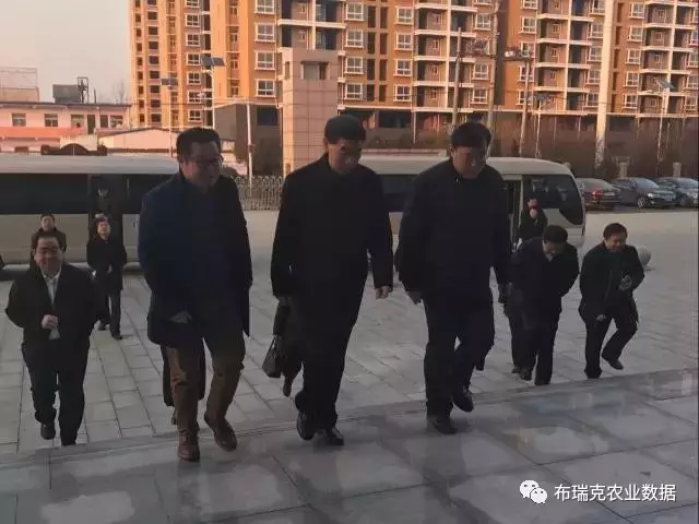 察布瑞克支持“互联网+农业”CQ9电子河南副省长王铁视(图1) 察布瑞克支持“互联网+农业”CQ9电子河南副省长王铁视(图1)